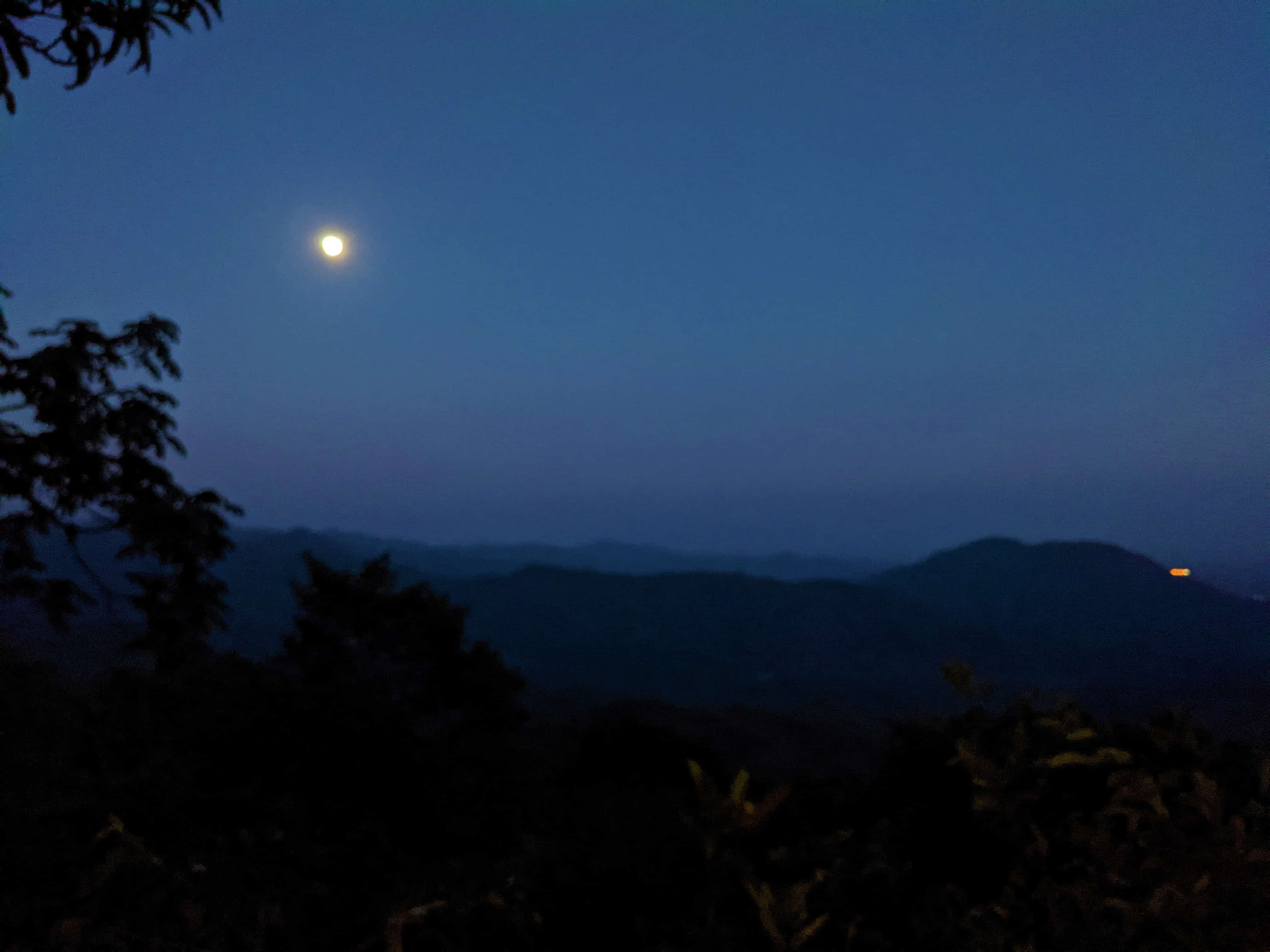 Moonrise over the mountains in Pluma Hidalgo