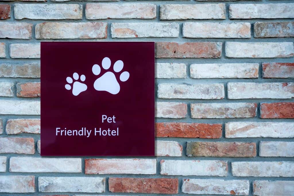 A pet-friendly hotel sign in Huatulco, Mexico